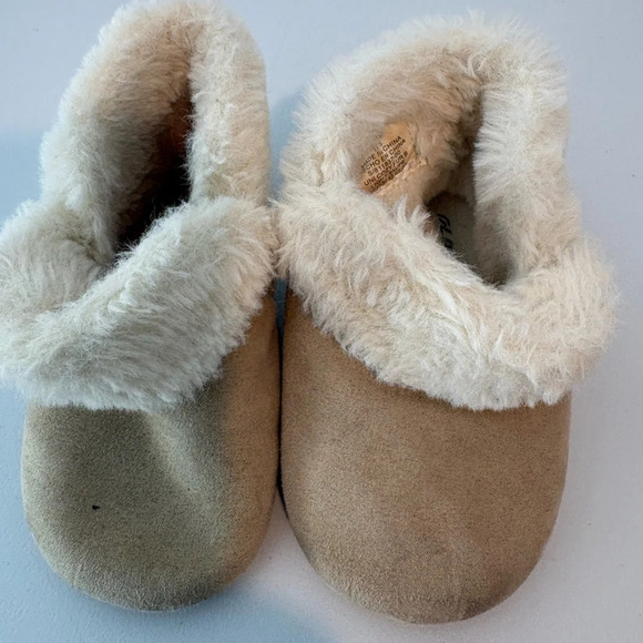 Old Navy Tan and cream suede slippers with faux fur lining Size 12-18M - Picture 1 of 5